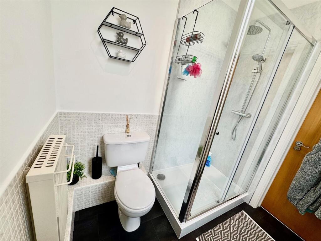 En-suite 2.jpg