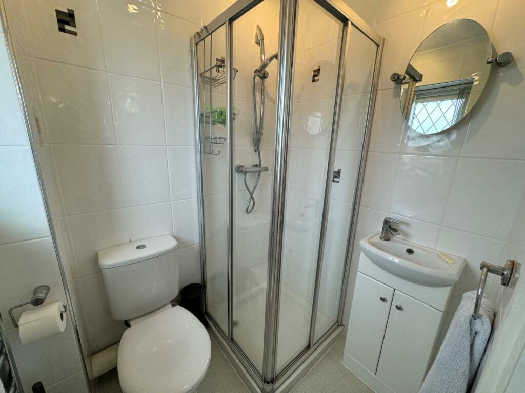 ensuite to bedroom 1.jpg