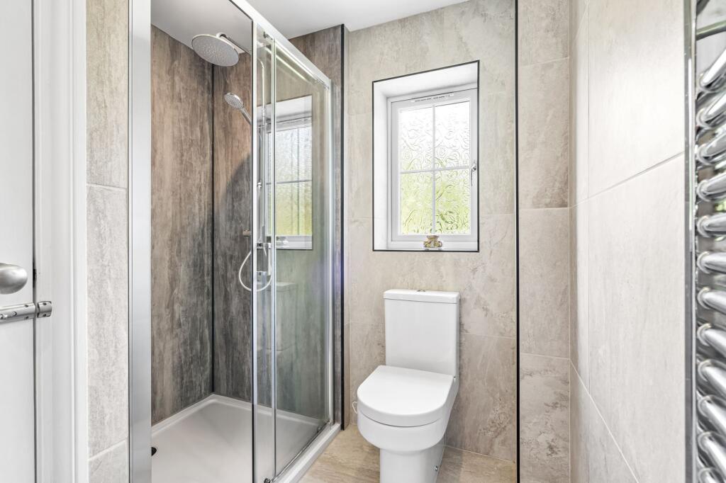 Bedroom 2 en suite