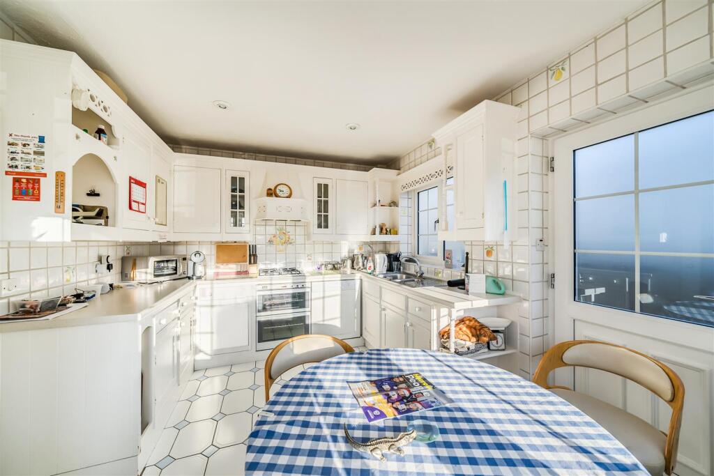 Kitchen/Breakfast Room: