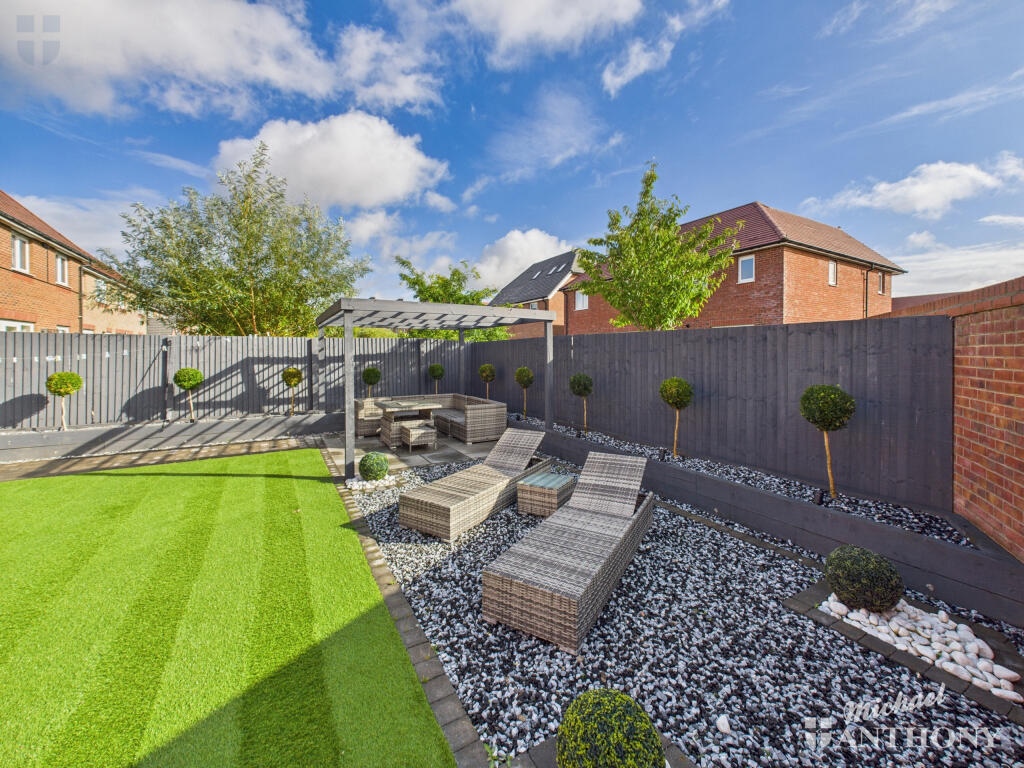 CAM03852G0-PR0410-STILL014