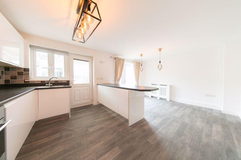 Kitchen &amp; dining room