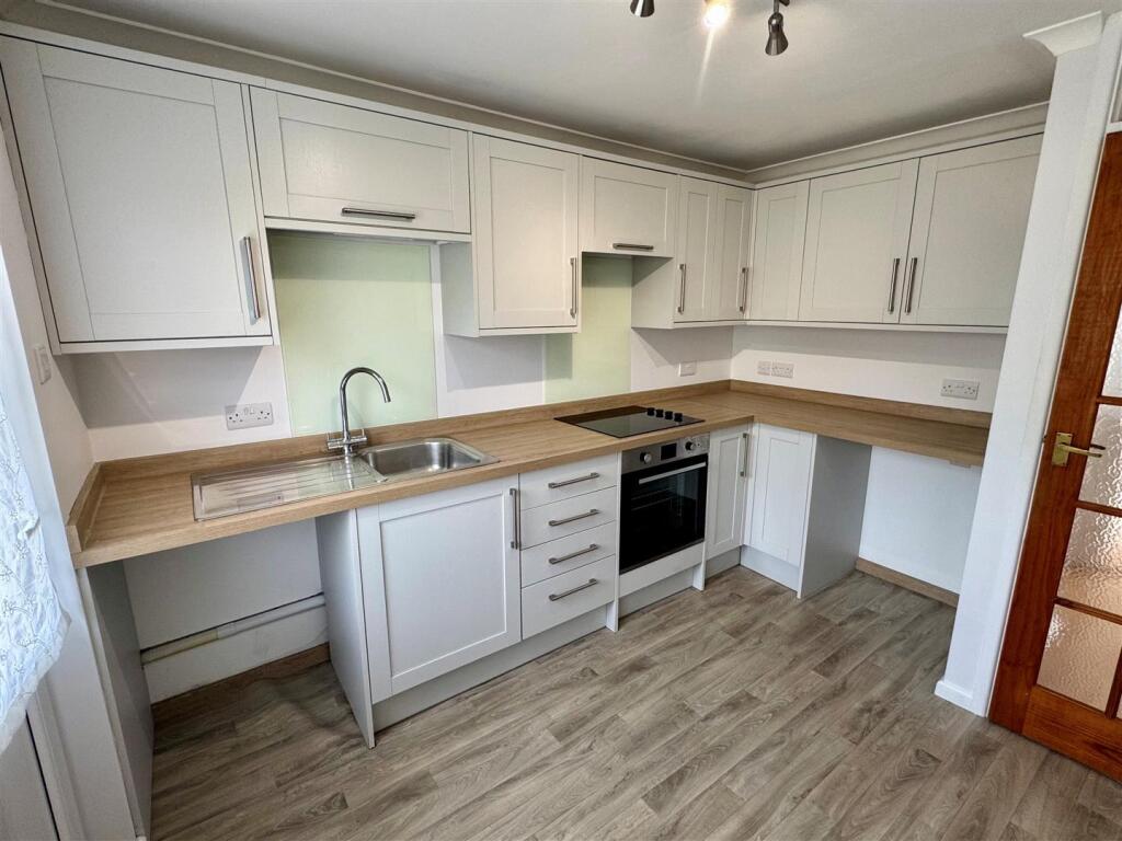 21 Higher Well Close Kitchen
