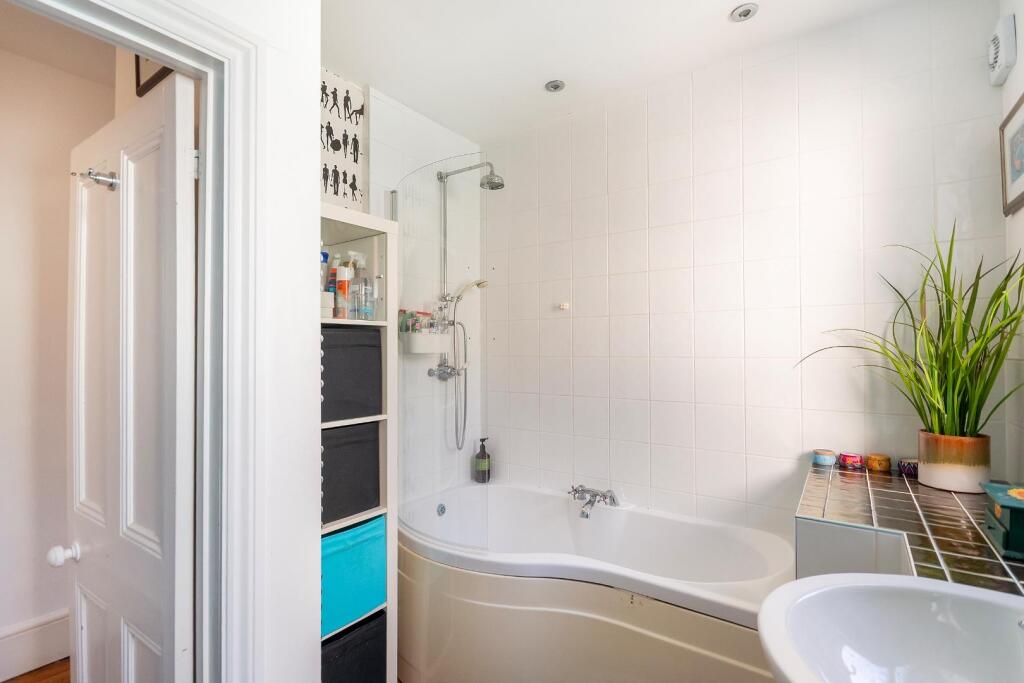 3B9RKE - Bathroom B.jpg