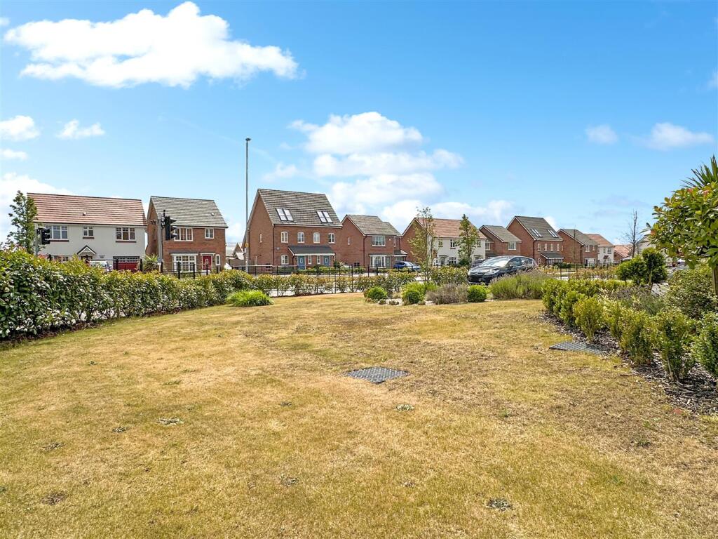 Large Front Garden 688