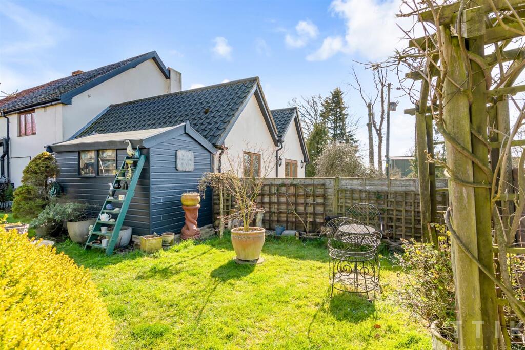 2 Town Farm Cottages IP19 0BE (32).jpg