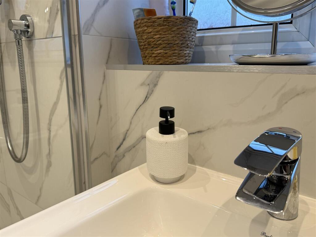 SHOWER ROOM/WC
