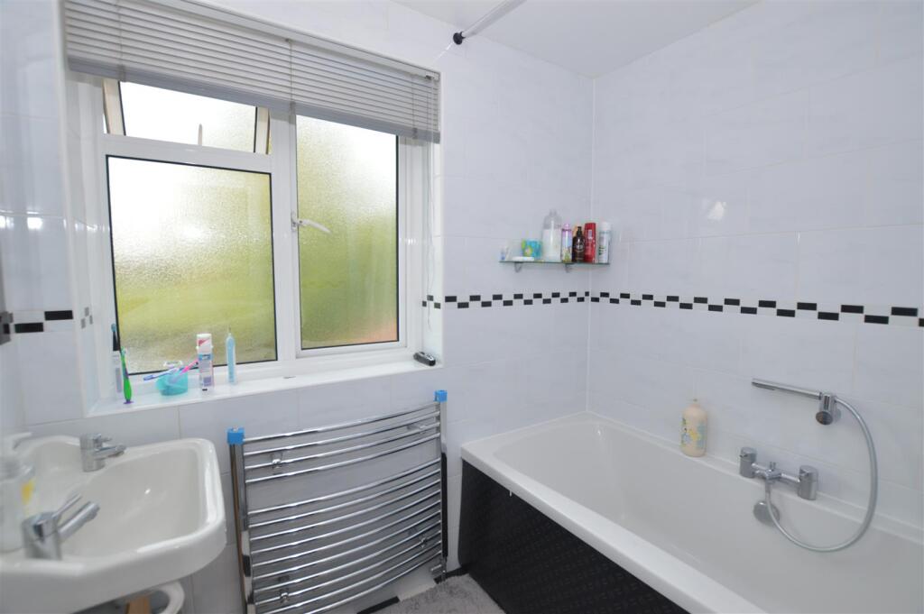 29 Old Manor Drive bath.JPG