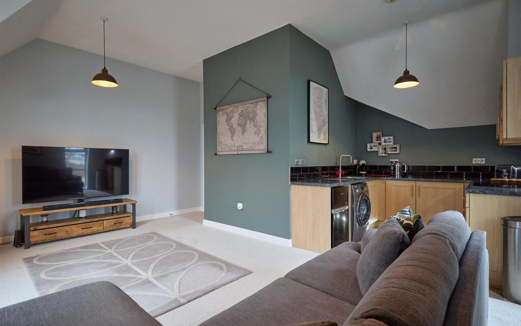 L SHAPED OPEN PLAN LOUNGE DINING ROOM &amp; FITTED KIT