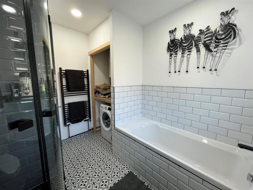 Bathroom a.jpg