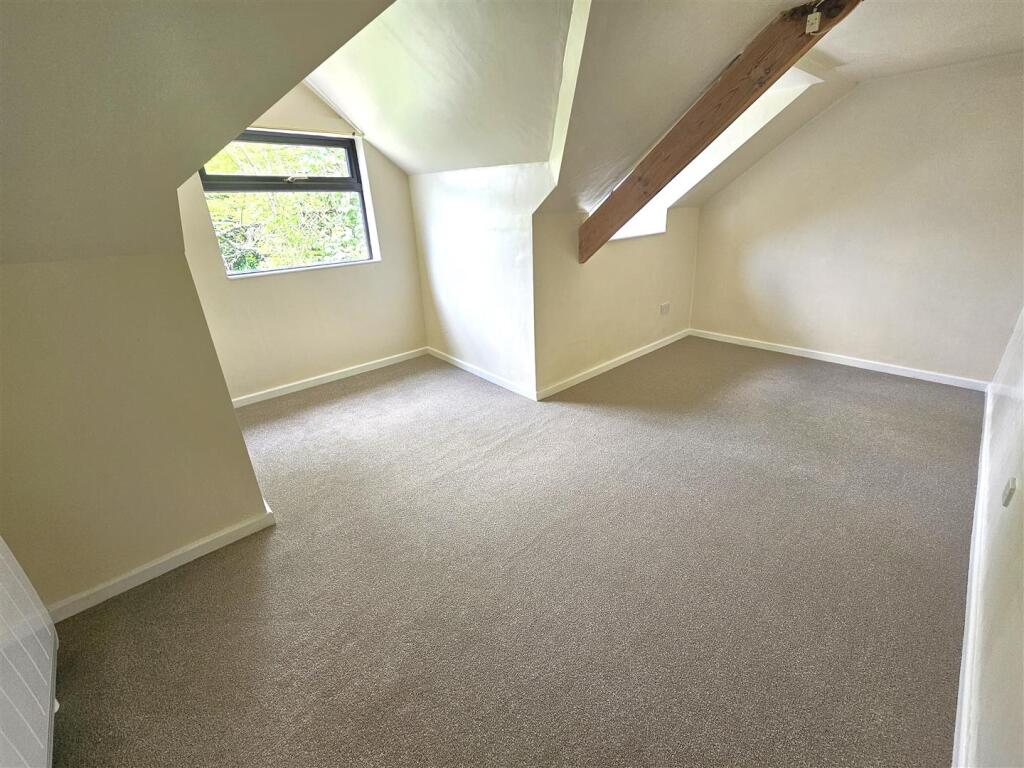 Bedroom 1.jpg