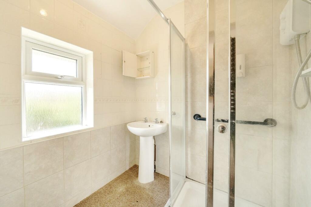 SHOWER ROOM.jpg