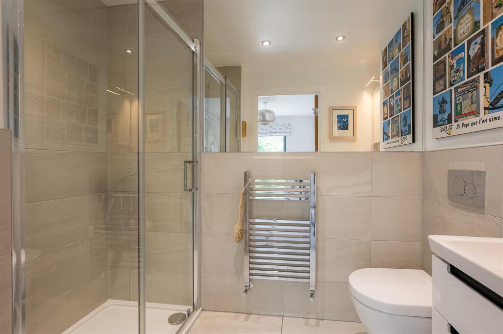 EN-SUITE SHOWER ROOM