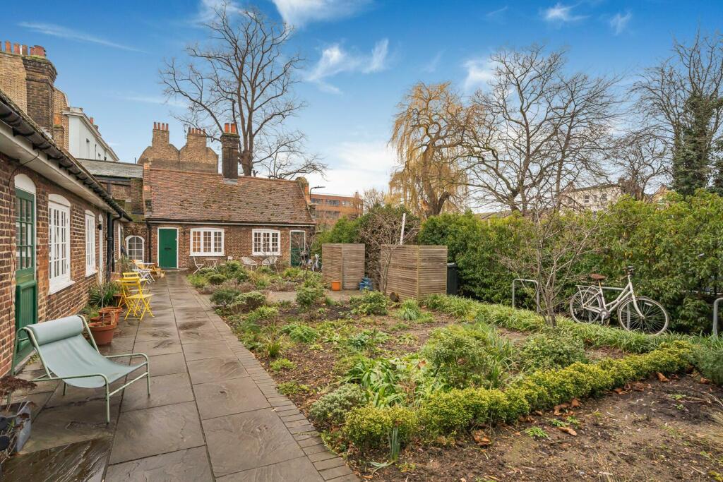 Entrance/Communal Gardens