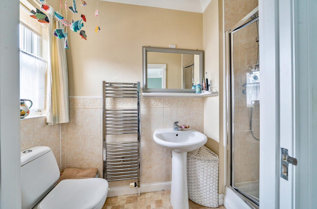 1305894-8-684c17b...