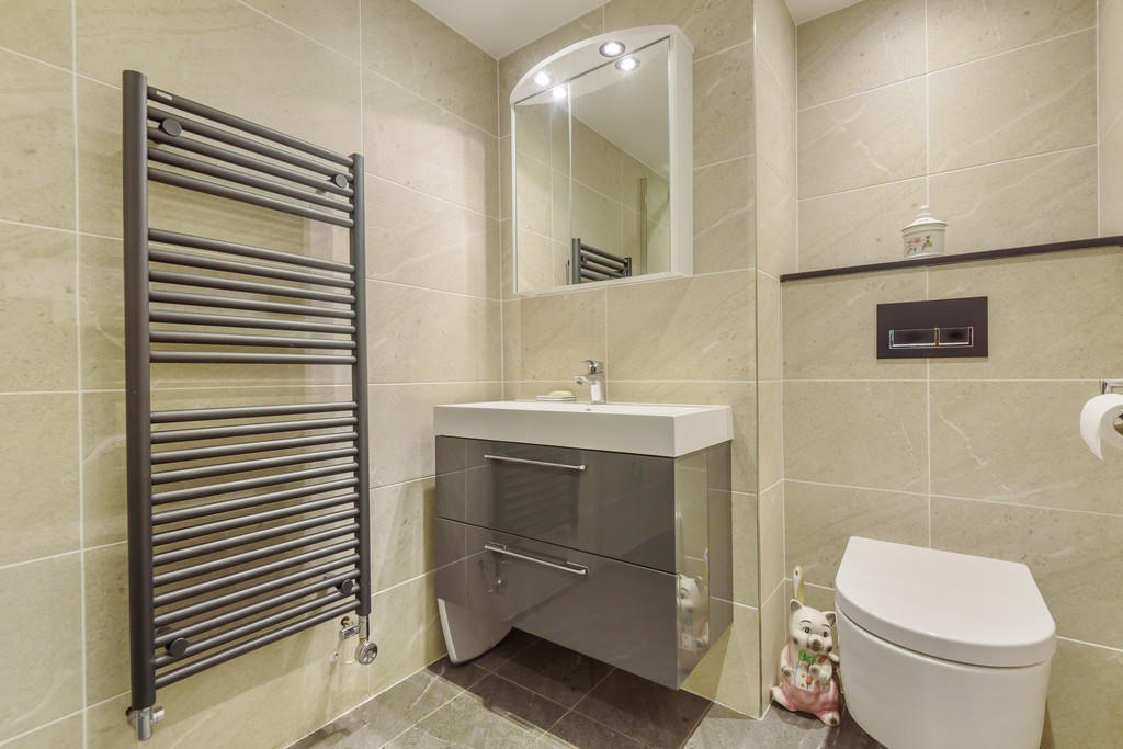 Ensuite to master...