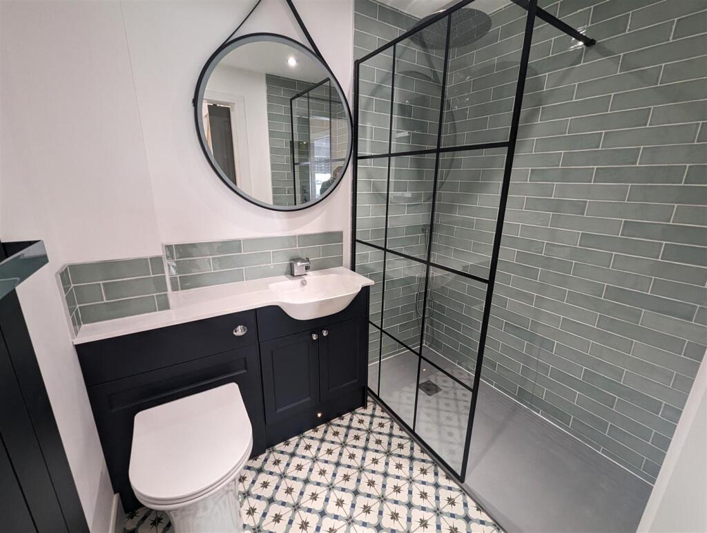 SHOWER ROOM.jpg