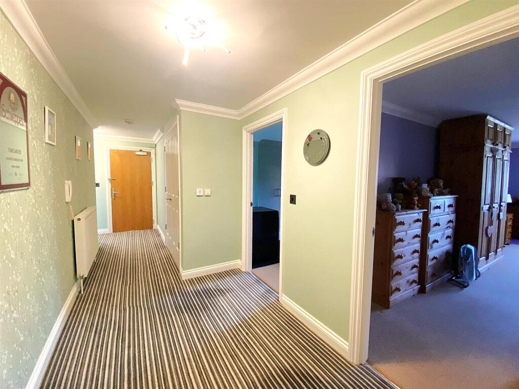 39 Compass House - Hall2.jpg