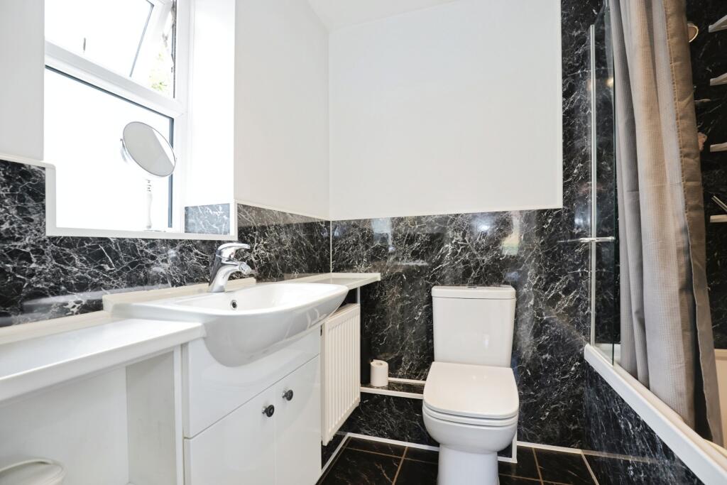 En-suite to Master bedroom