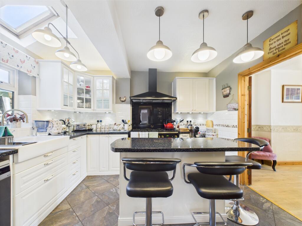 CAM02136G0-PR0396-STILL011