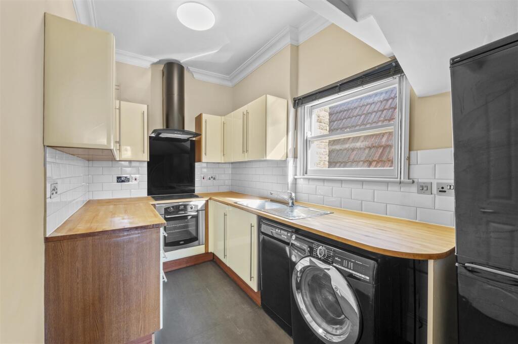 LINGFIELD ROAD 27,9.jpg