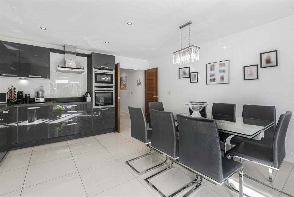 KITCHEN/DINER (pic 2)