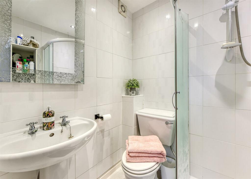 Waterford-bed2 ensuite.jpg