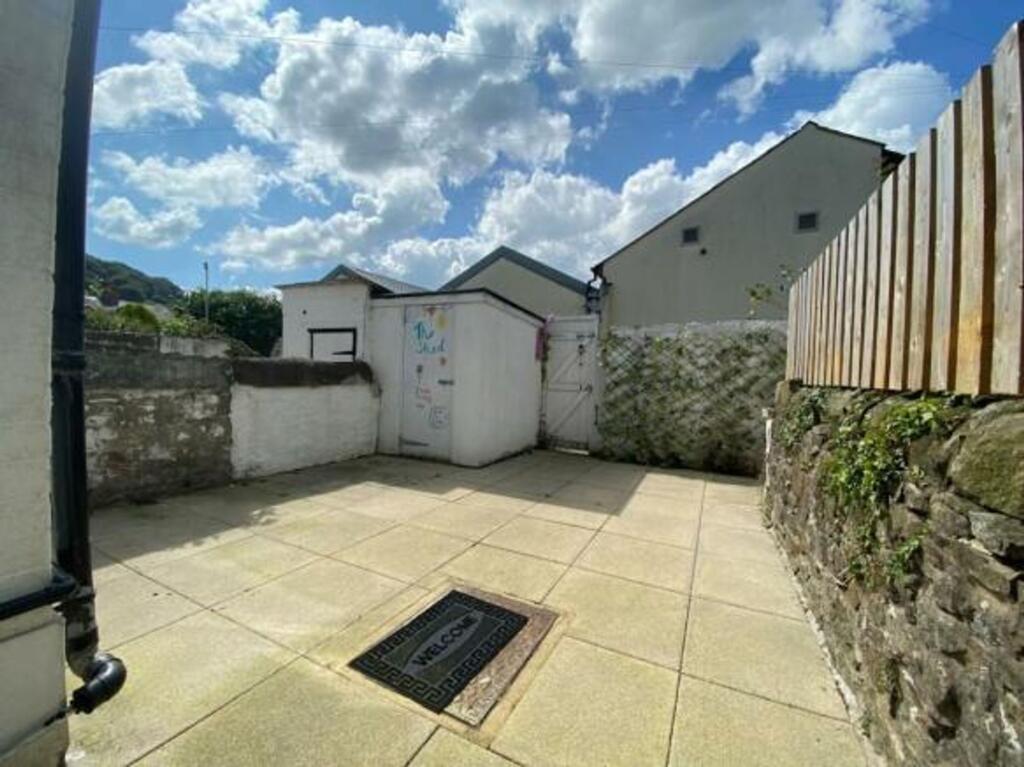 5 queen, rear patio.jpeg