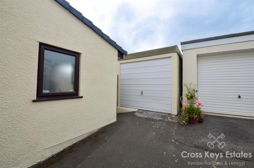 Garden / Parking / Garage