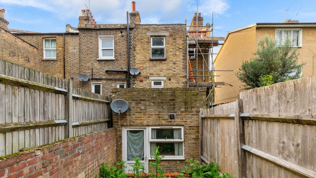 Flat A, 25 Graces Road, Camberwell, London, SE5 8PF