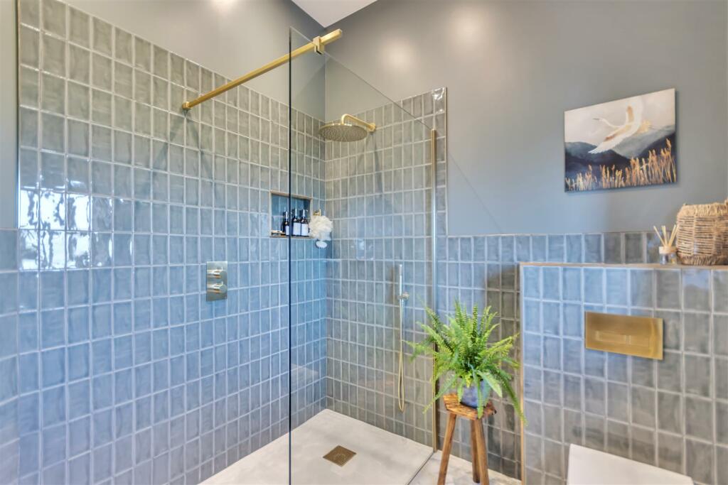 ensuite.jpg