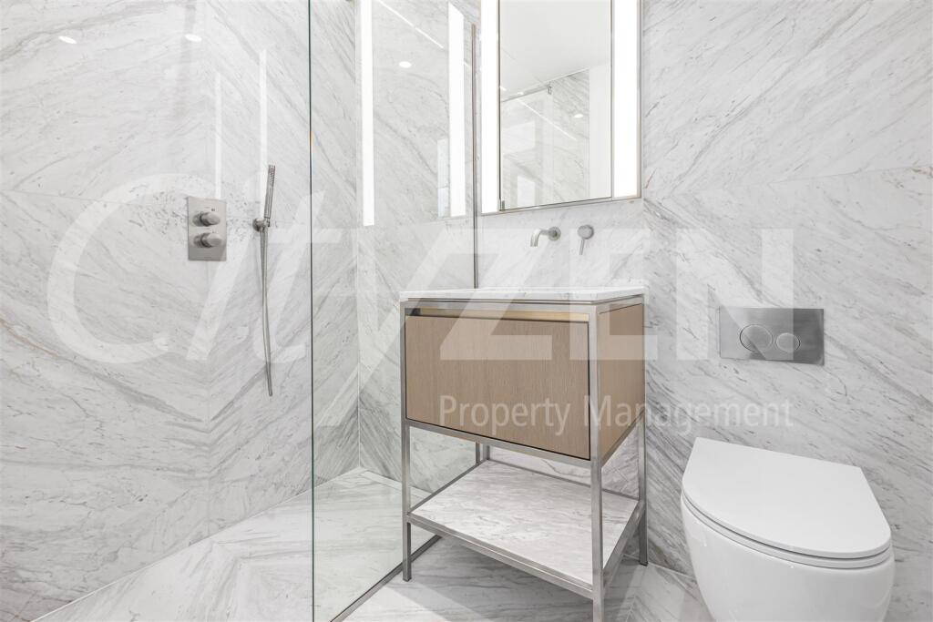 EN SUITE SHOWER ROOM