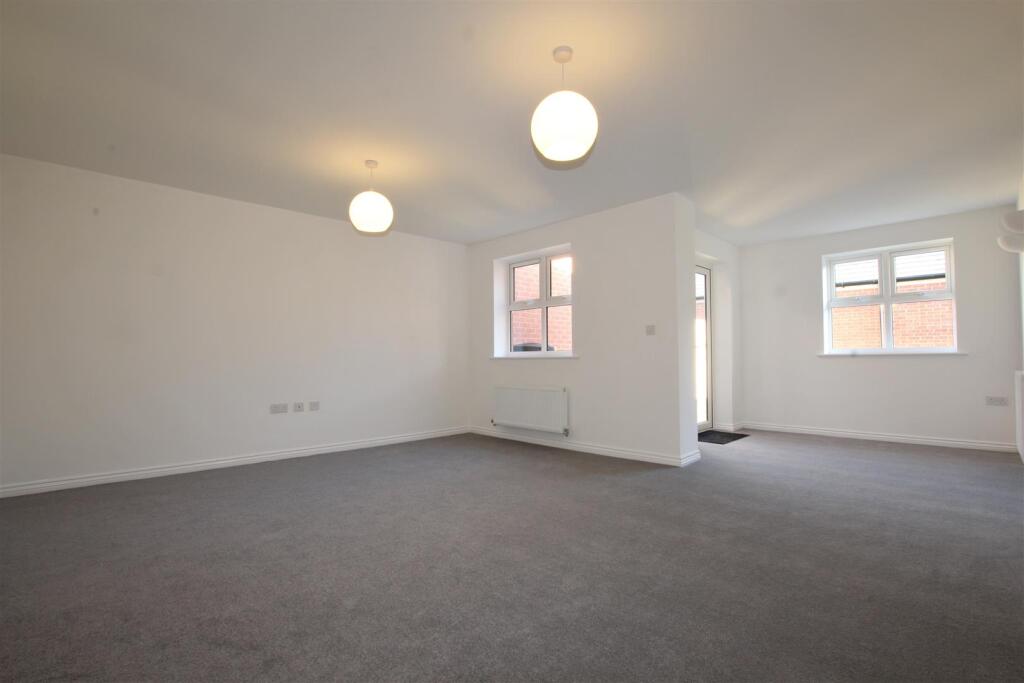 LOUNGE / DINING ROOM