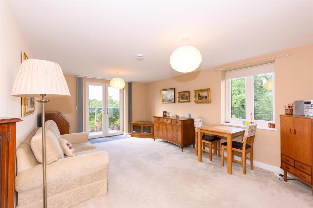 LOUNGE/DINING ROOM