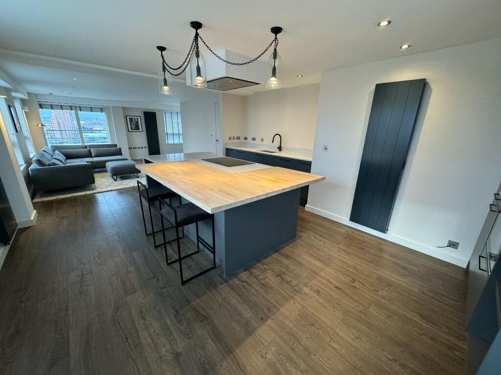 KITCHEN / DINING