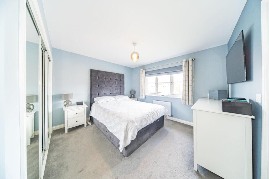 11 Atherton Drive bedroom 1.jpg