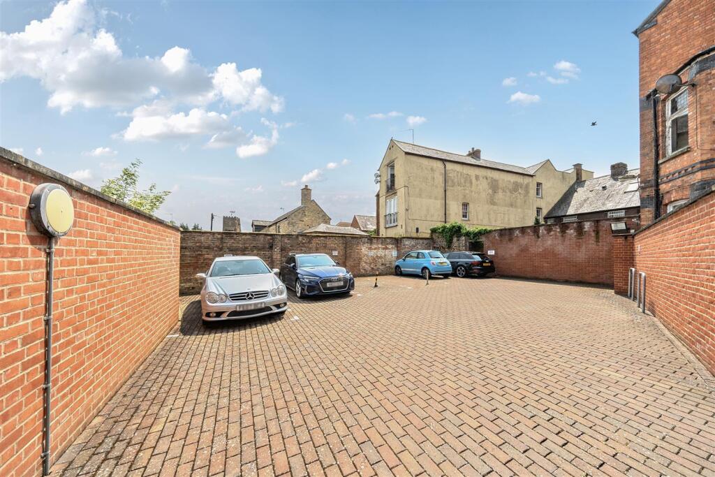 27 Moat Lane, Towcester (18).jpg