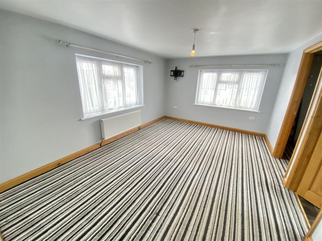 MASTER BEDROOM SUITE