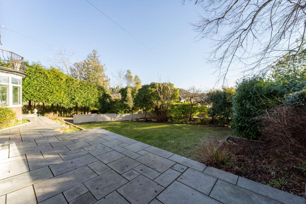 Front patio and gard