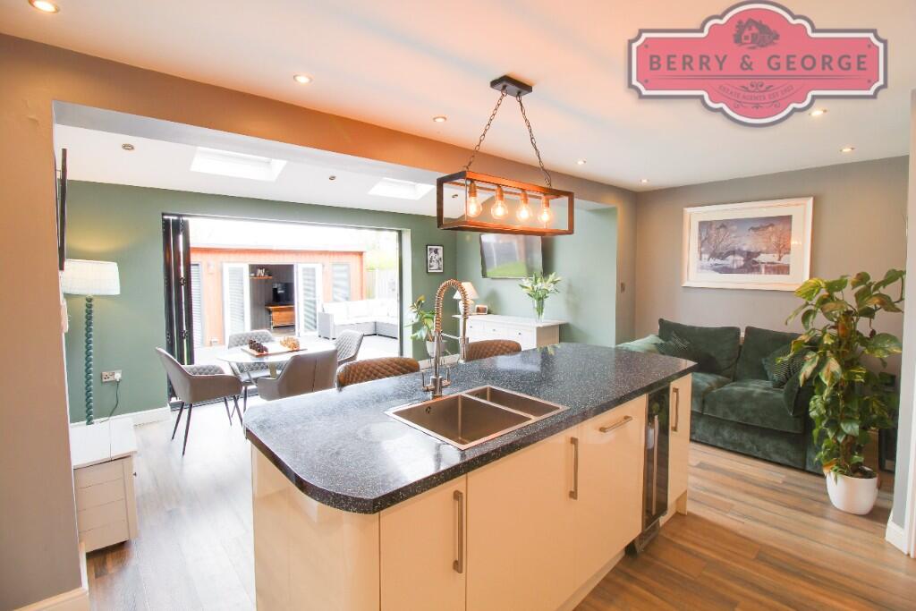 KITCHEN /FAMILY ROOM