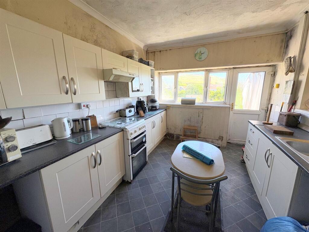 Kitchen a.jpg
