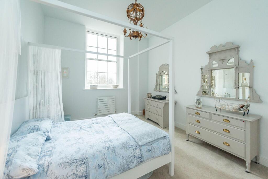 TWO DOUBLE BEDROOMS AND BATHROOMS