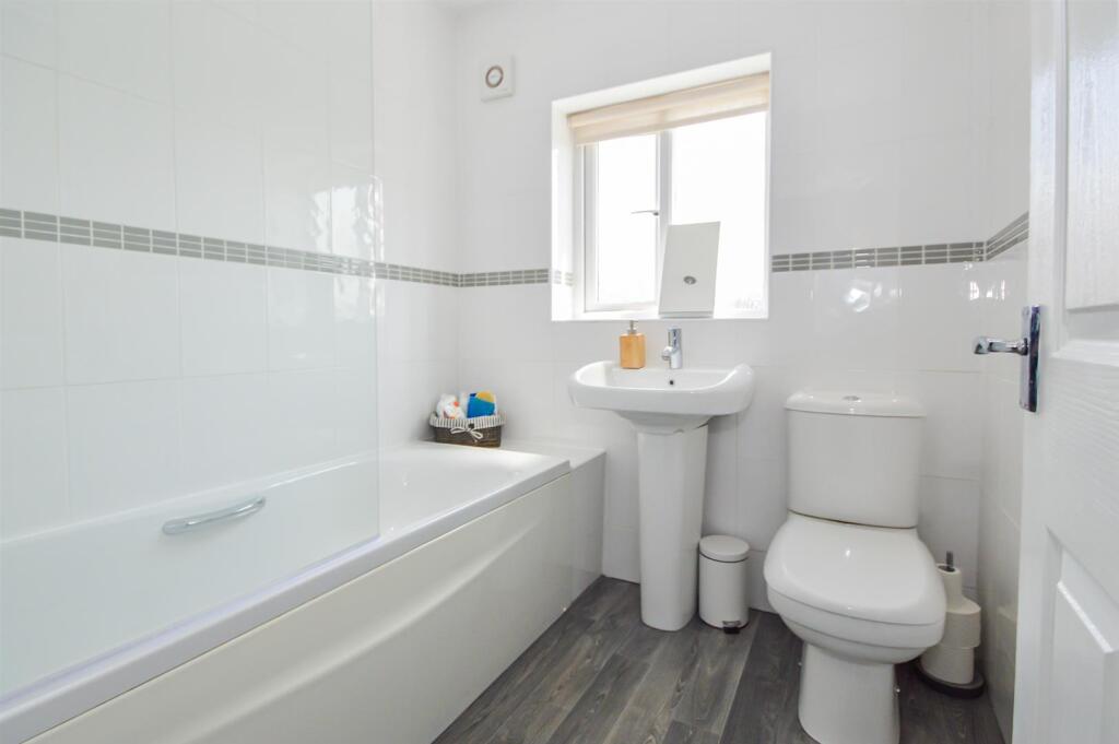 FAMILY BATHROOM/W.C.