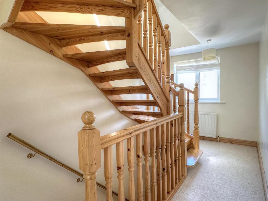 FIRST FLOOR LANDING