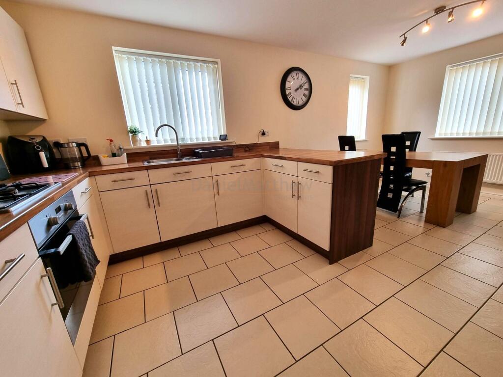 Kitchen/ Breakfast Room