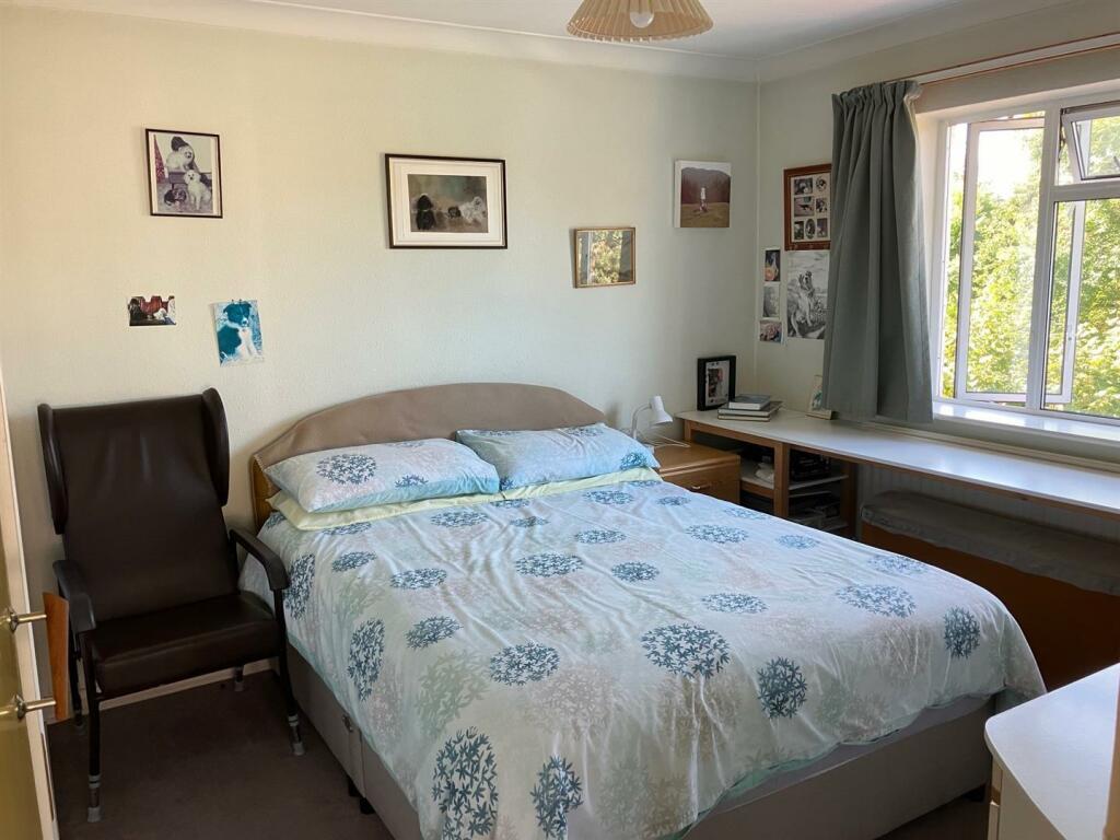 photo bedroom 2.jpg