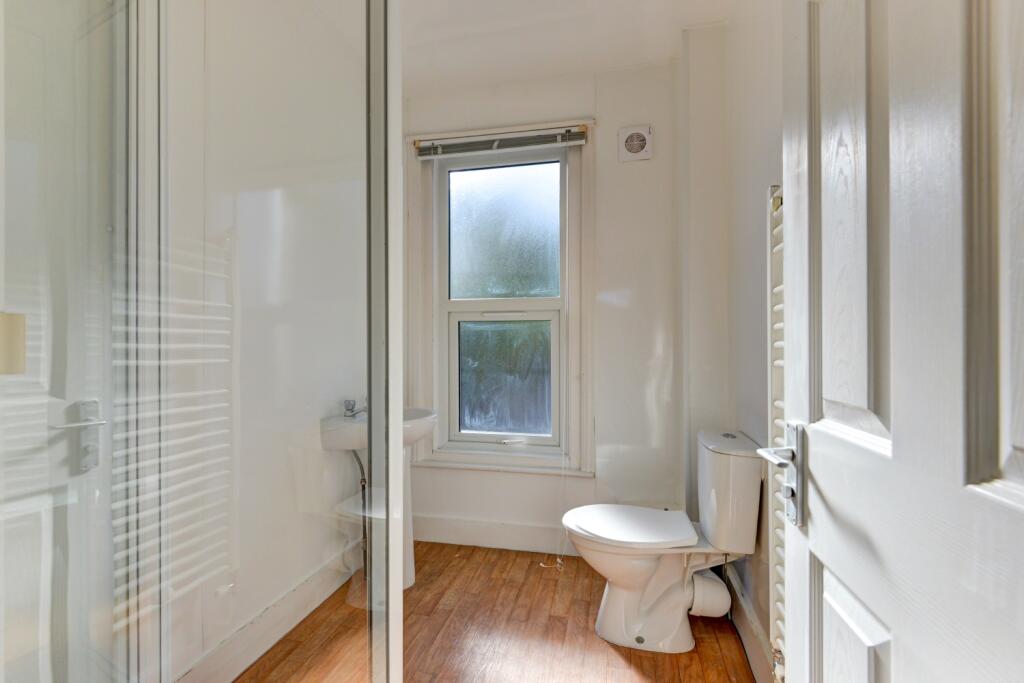 8 Hollingbury Park Avenue Bathroom 2