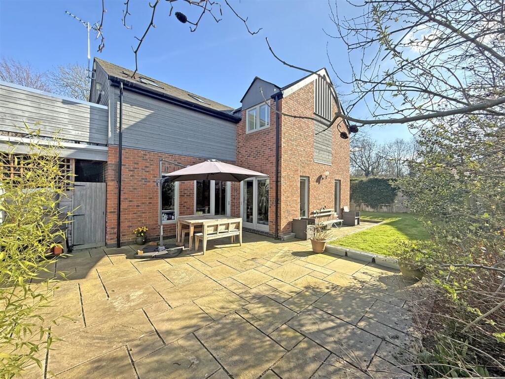 Further entertaing terrace