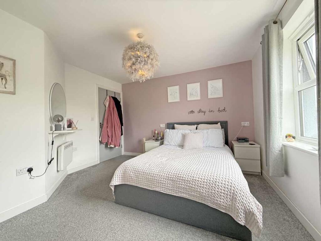 Junction Gardens 100 - Bed 1 Shot 2.jpg