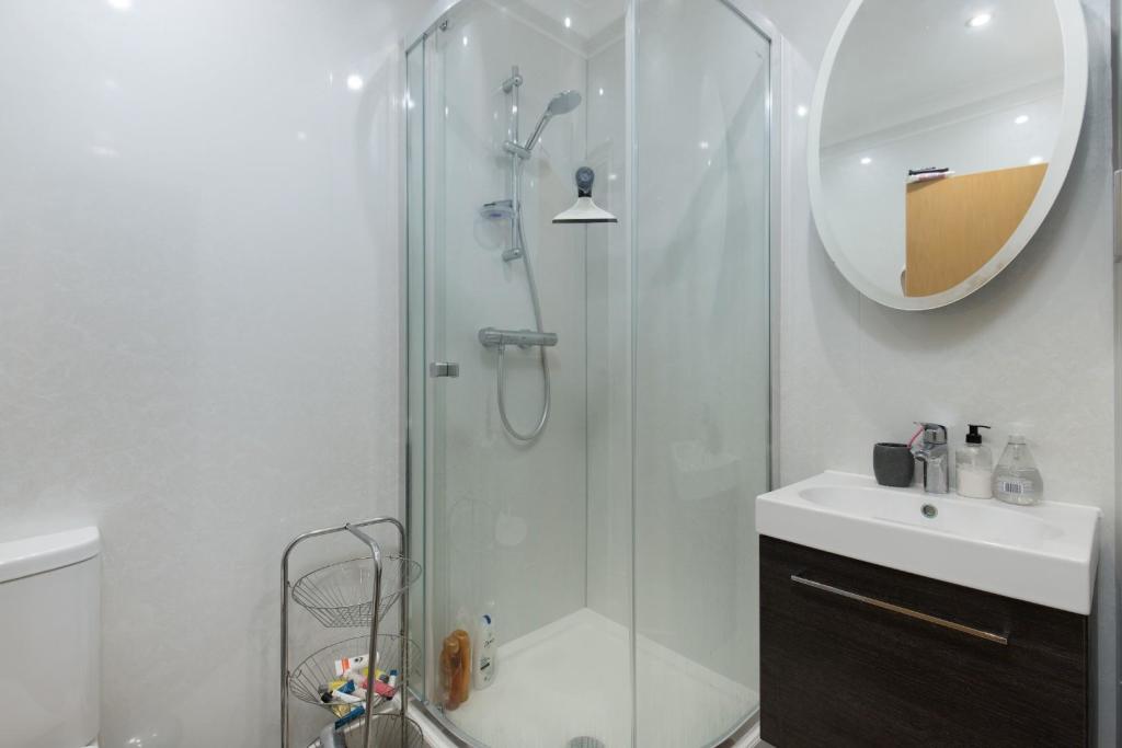 Bickenhall Mansions 60- bath.jpg